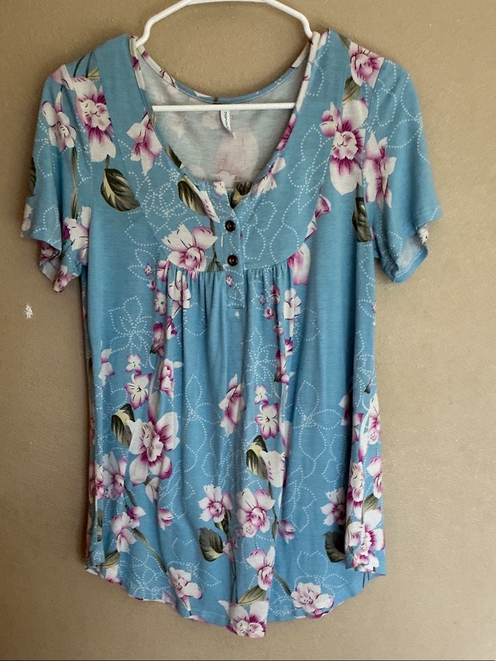 Women's Floral Scoop-Neck Short Sleeve Top in Light Blue